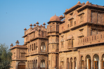 Obraz premium The image shows a grand building Junagarh fort palace in Bikaner set against a clear blue sky