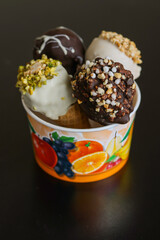 Coni gelato surgelati serviti in una gelateria in una coppetta di carta