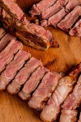 Bistecca di carne al sangue cotta alla brace, scaloppata e servita su un tagliere di legno in una braceria