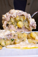 Polpetta di carne ripiena di patate e carciofi e guarnita con crema di formaggio servita come antipasto in un pub