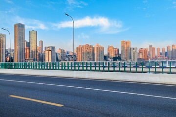 Obraz premium Asphalt road and modern residential area buildings scenery at sunset
