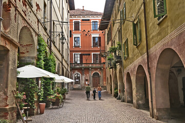 Saluzzo, Vicoli, strade, case, palazzi, portici del centro storico - Cuneo, Piemonte