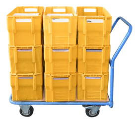 Postkisten auf Wagen