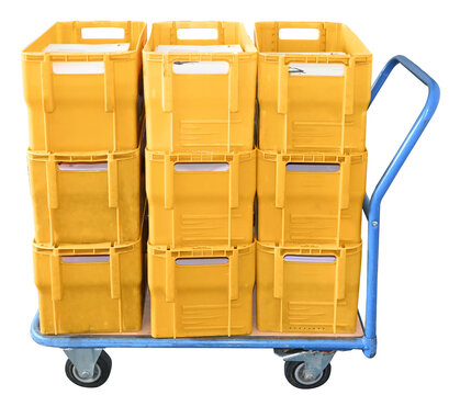 Postkisten auf Wagen