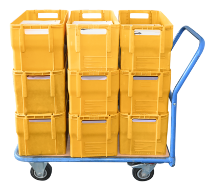 Postkisten auf Wagen