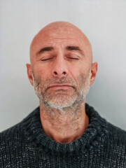 Obraz premium Bald man with a bright personality. Stylish bald-headed person on white background