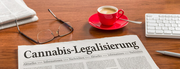 Zeitung auf Schreibtisch - Cannabis-Legalisierung