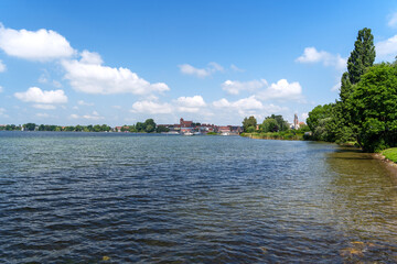 Urlaub an der Mecklenburger Seenplatte - Blick auf Waren an der Müritz