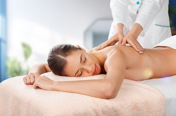 Obraz premium Young woman enjoying relaxing spa massage
