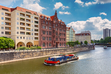 Obraz premium Old houses on the river bank in the historical district of Nikolaiviertel in Berlin.
