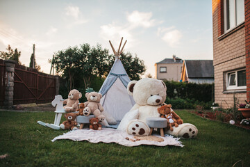 children playing with toys © Simona