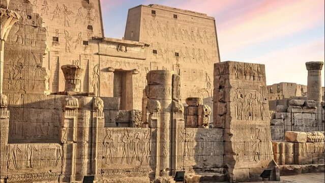 Egypt, Edfu, Horus Tempel.Imposantes building from the Ptolemaic period