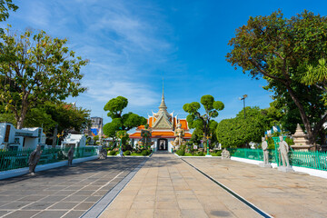 Naklejka premium Pathway road to Ordination Hall with statues of Giants, demon guardians at Wat Arun