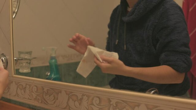 Limpieza del espejo en el ba&ntilde;o