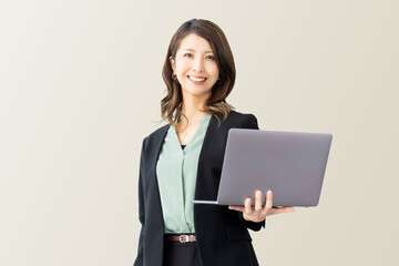 ノートパソコンを持つ笑顔の女性・ビジネスウーマン
