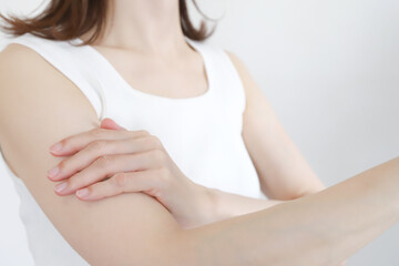 女性の身体　腕