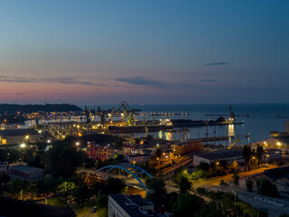 nocna panorama na oświetlony port przeładunkowy w Gdyni