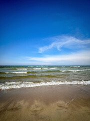 słoneczny dzień na wybrzeżu morza bałtyckiego