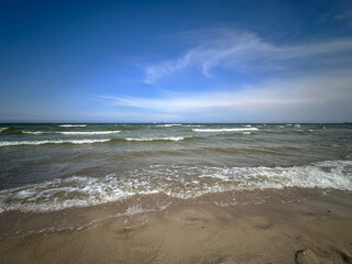 morskie fale na złotym piasku plaży  © Kamil_k2p