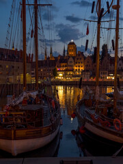 widok na stare zabudowania portu w Gdyni, dwa klasyczne jachty zacumowane naprzeciw zabytkowego spichlerza © Kamil_k2p