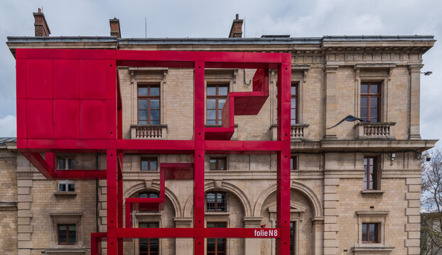 "Folie", structure rouge destin&eacute;e &agrave; agr&eacute;menter le parc de La Villette, 19&egrave;me arrondissement, Paris, France