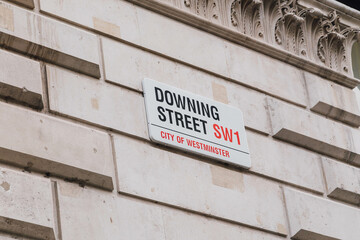 Obraz premium Number 10 Downing Street Sign at Entrance