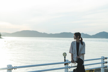 Fototapeta premium 旅する女性