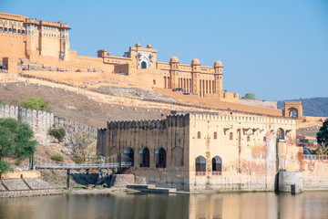 Fototapeta premium The image features a sizable Amber fort and palace, Jaipur set against a clear blue sky