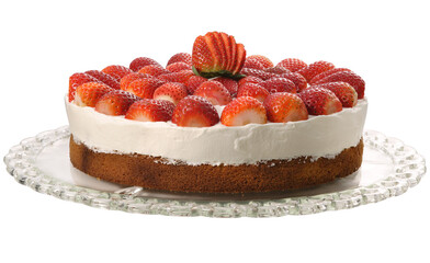 prato com bolo de chocolate com chantilly e morangos frescos isolado em fundo transparente
