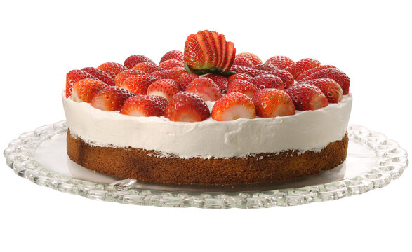 prato com bolo de chocolate com chantilly e morangos frescos isolado em fundo transparente