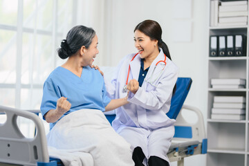 Obraz premium Older woman in a hospital bed is smiling at a doctor