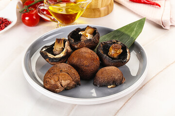 Baked brown champignons with spices