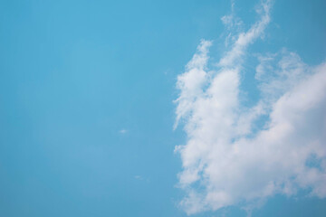 Imagen del cielo despejado con pocas nubes blancas
