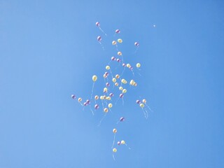 하늘로 날아가는 풍선
