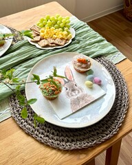 Tischdekoration zu Ostern Esstisch Osterbrunch christliche Feiertage Osterhase