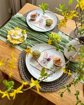 Tischdekoration zu Ostern Esstisch Osterbrunch christliche Feiertage Osterhase