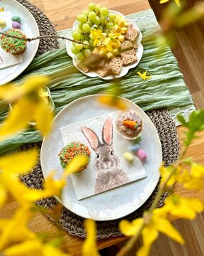 Tischdekoration zu Ostern Esstisch Osterbrunch christliche Feiertage Osterhase