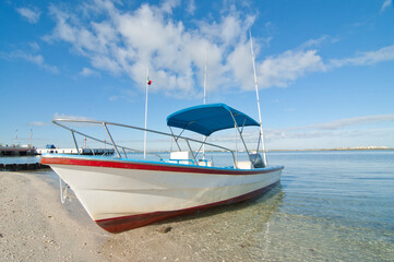 Obraz premium a fishing boat at the seashore on the beaches of the malecon of La Paz Baja California Sur Mexico, on a beautiful sunny summer morning