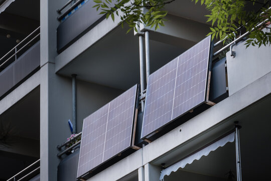 Balkonkraftwerk / private PV-Anlage an Balkon an Wohnhaus f&uuml;r Stromerzeugung