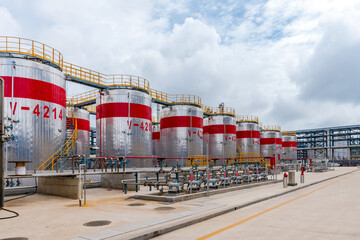 Oil tank equipment for petrochemical plants