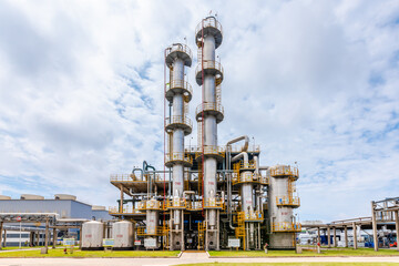 Fractionating tower equipment in petrochemical plants