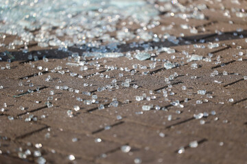 Szklana tafla szkła popękana w drobne kawałki. Tło.  © FotoDax