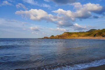 立岩で見た夕日に染まる柱状節理岩の情景