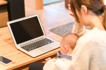 出産後に仕事してミスする女性（リモートワーク・在宅勤務）
