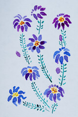 Flores moradas en acuarela sobre fondo blanco. 