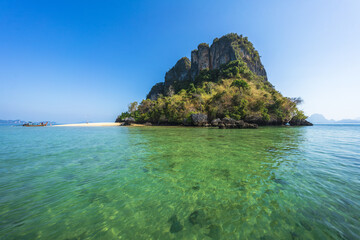 Obraz premium longtail boat trip to hong island at than bok khorani national park krabi in thailand