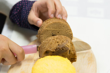 料理教室で小学生の子どもがお菓子を使った料理を作る