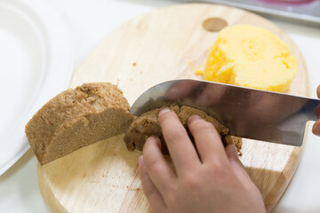 料理教室で小学生の子どもがお菓子を使った料理を作る