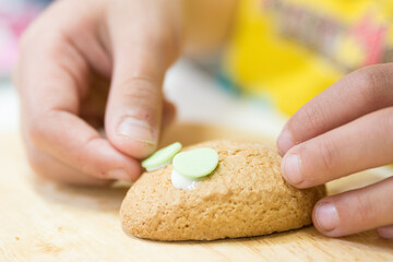 料理教室で小学生の子どもがお菓子を使った料理を作る