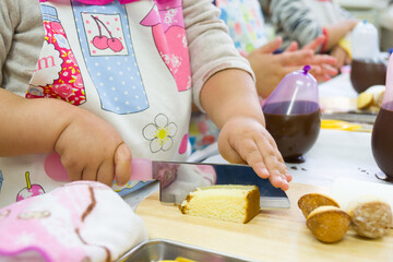 料理教室で小学生の子どもがお菓子を使った料理を作る